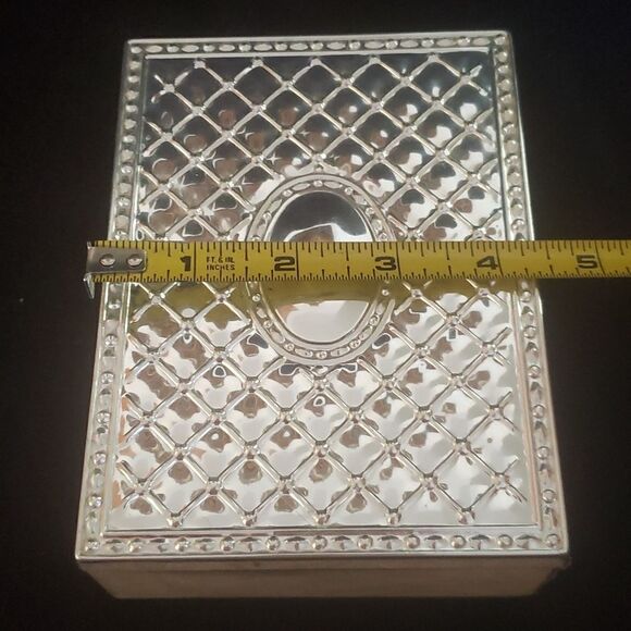 Pretty Vintage 1970s Velvet Lined Box w/ Shiny Intricate Design on Lid 6 x 4.5" - Picture 8 of 12